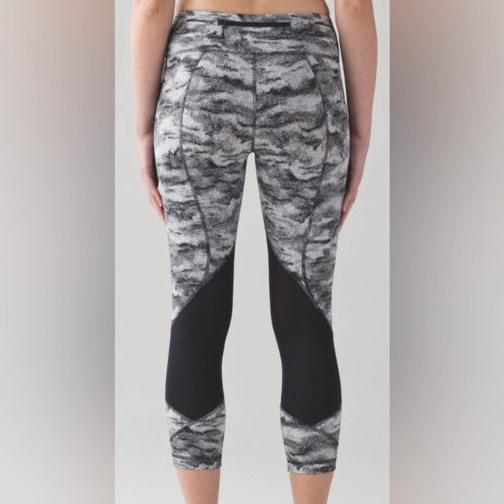Lululemon Black and White Pace Rival Crop Leggings - Picture 2 of 8